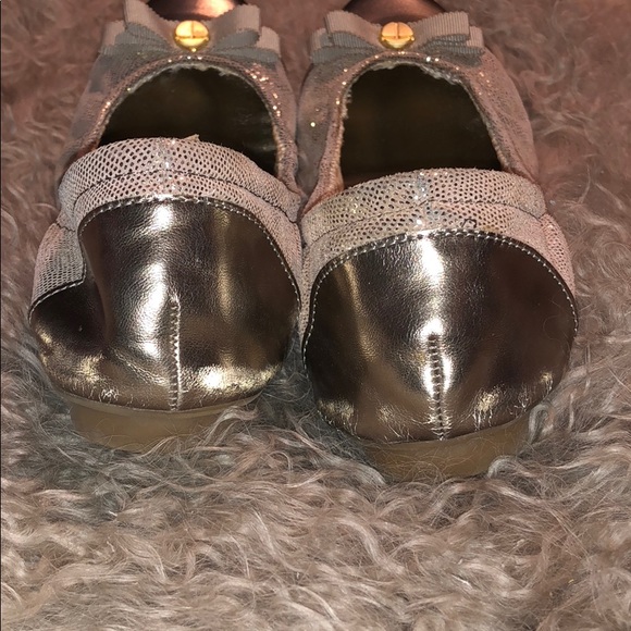 TAHARI gold leather flat!  SO CUTE! - Picture 3 of 5
